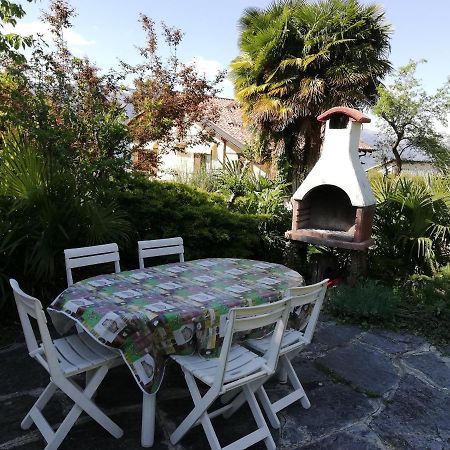 Giardino Lägenhet Porto Valtravaglia Exteriör bild