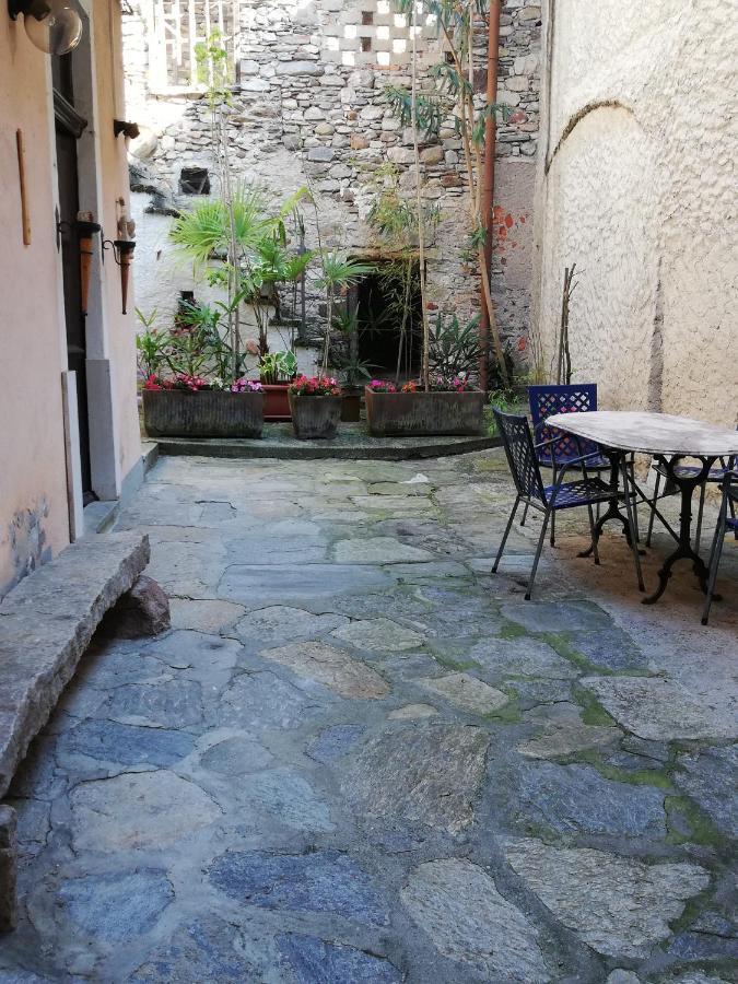 Giardino Lägenhet Porto Valtravaglia Exteriör bild