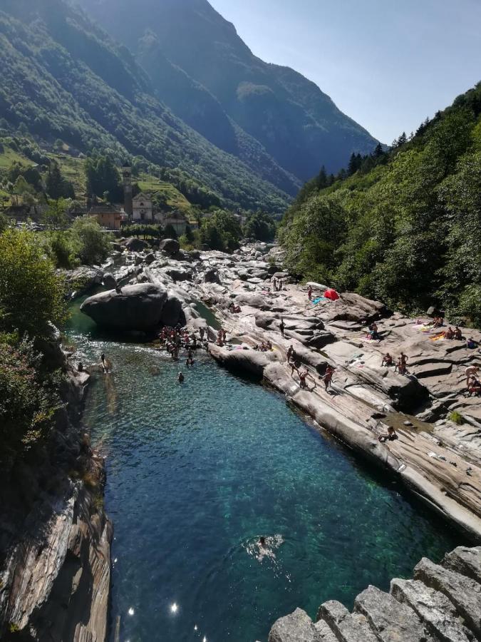 Giardino Lägenhet Porto Valtravaglia Exteriör bild