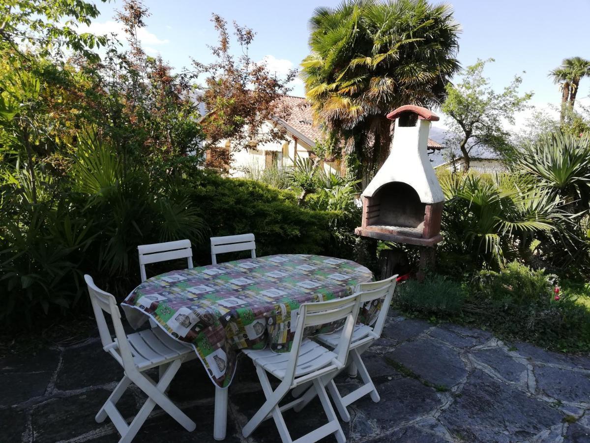 Giardino Lägenhet Porto Valtravaglia Exteriör bild