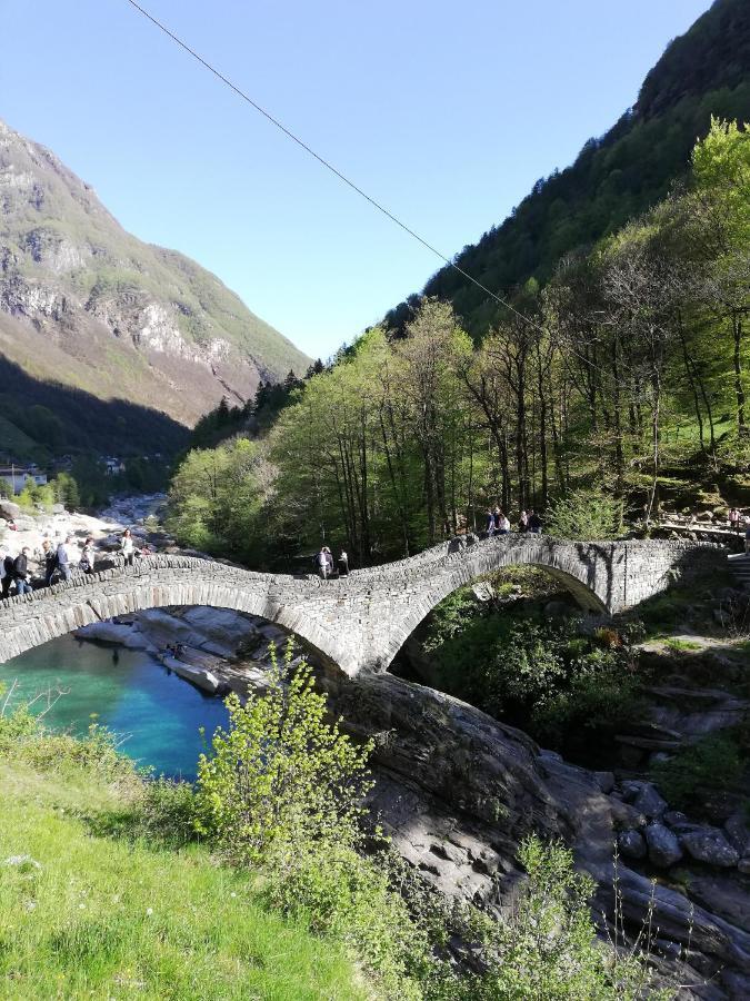 Giardino Lägenhet Porto Valtravaglia Exteriör bild