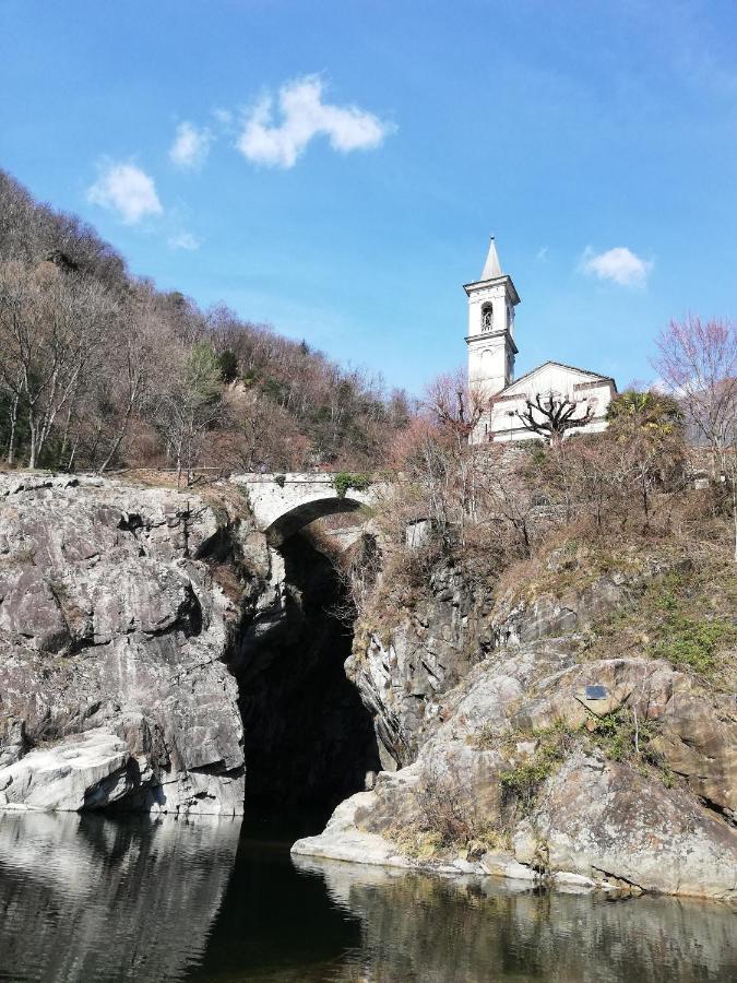 Giardino Lägenhet Porto Valtravaglia Exteriör bild